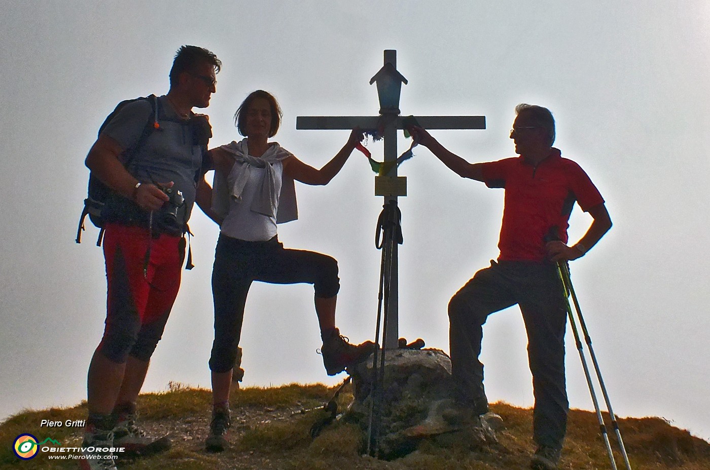 78 Un cuore di bandierine alla croce del Pizzo Farno (2506 m).JPG